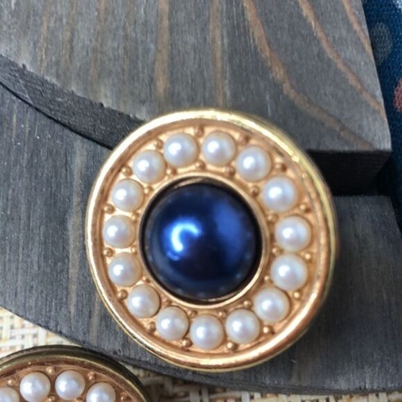 Vintage Liz Claiborne earrings - Picture 2 of 4